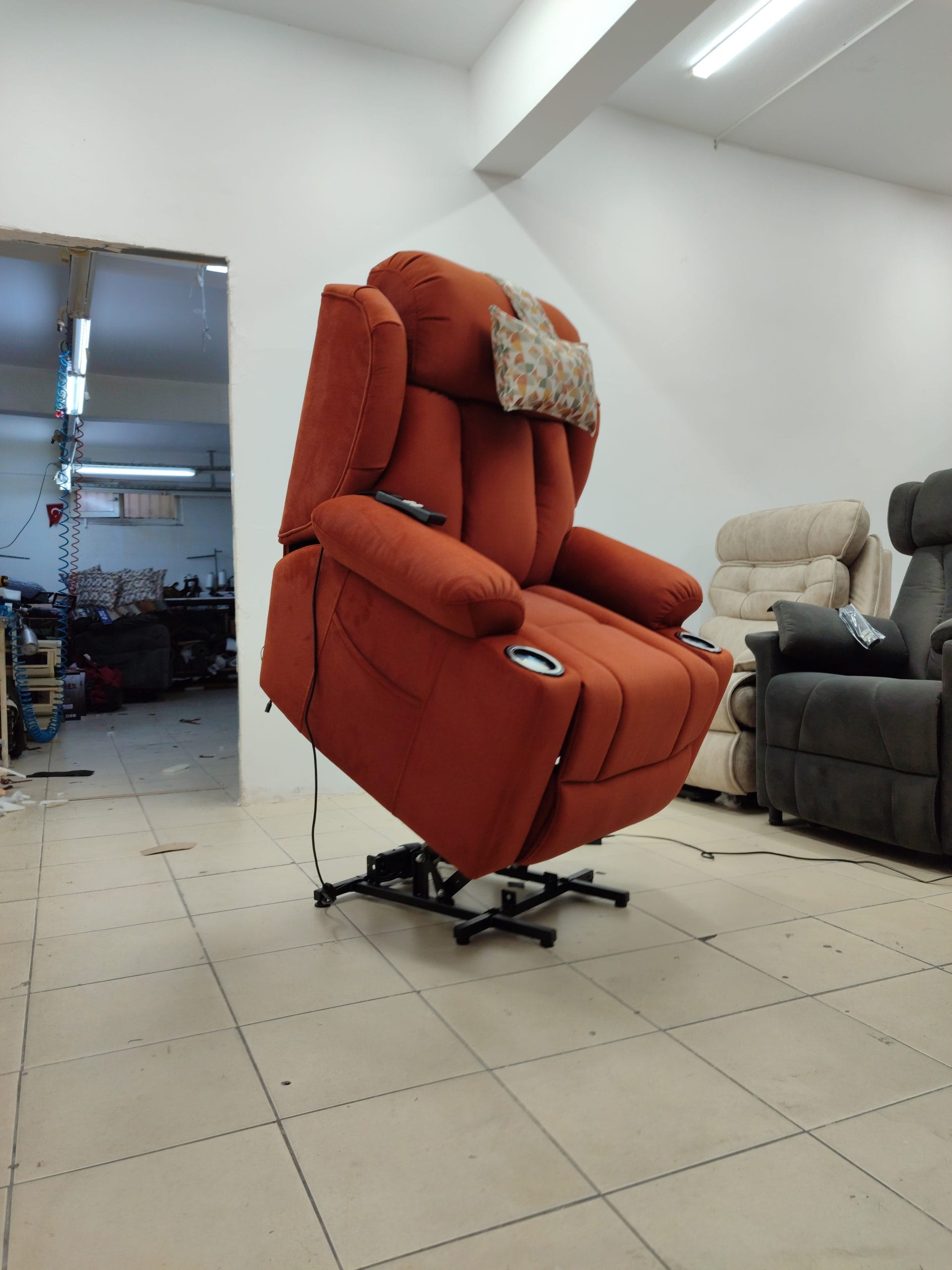 Hotte Turuncu Liftli Hasta Koltuğu videosu, konfor ve güvenliği bir araya getiriyor. Zaranni markasına ait.